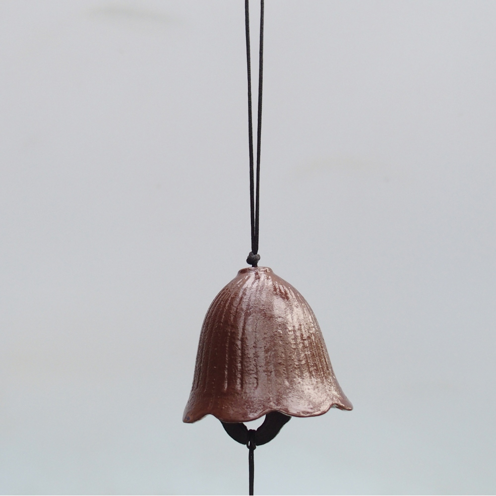 Campana de metal, color marrón