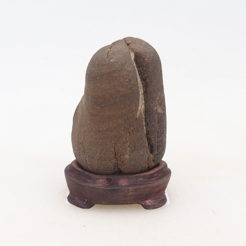 Suiseki - Piedra con DAI (base de madera)