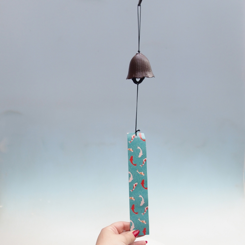 Campana de metal, color marrón